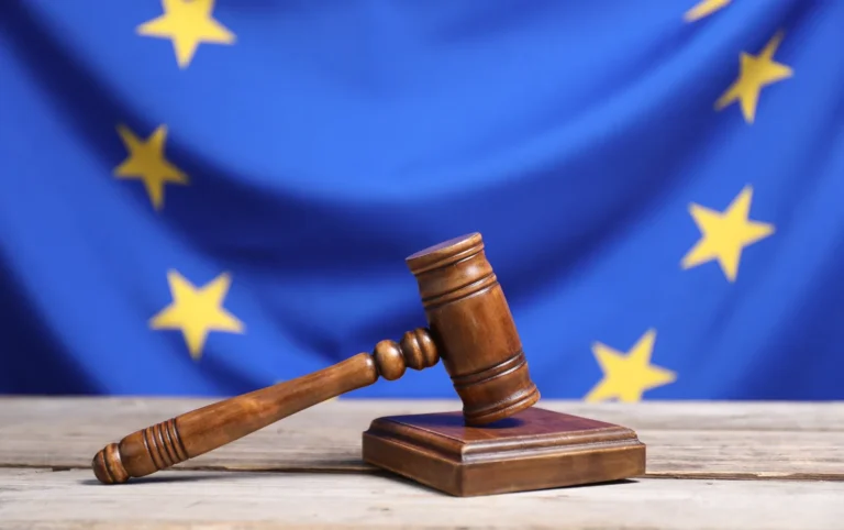 Wyrok TSUE C-70/25 - sędziowski młotek na tle flagi Unii Europejskiej